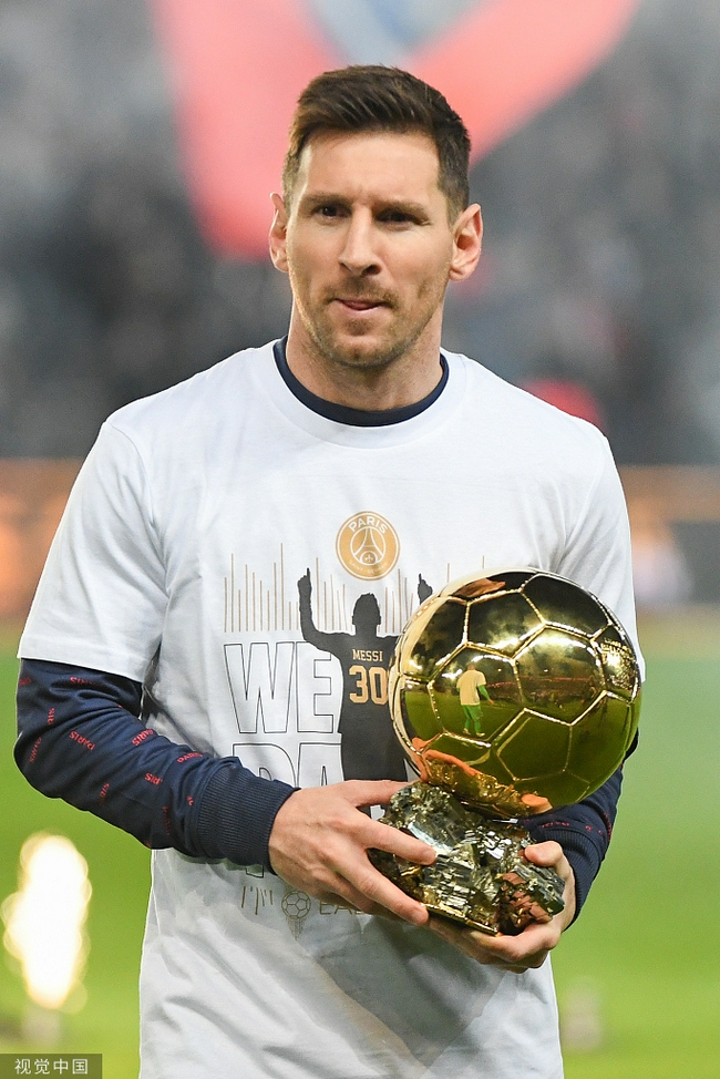 这雪有点大，欧冠赛前一名挪威记者在博德闪耀的球场边线处滑雪（欧冠赛前大雪来袭，挪威记者在博德闪耀场边滑雪）