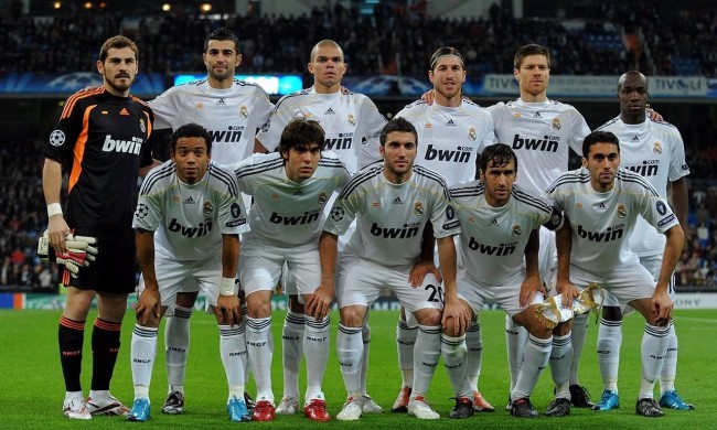 世界杯预热海报里没有C罗遭质疑，FIFA删除原海报改“怀旧”（C罗缺席世界杯预热海报引争议，FIFA撤下原图改发“怀旧”版）