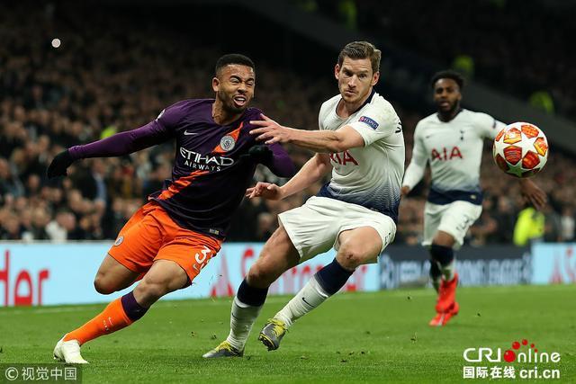 U22国家队走进成都实验小学西区分校，黄博文、于大宝等人与师生互动（U22国足走进成都实验小学西区，黄博文、于大宝等与师生面对面交流）