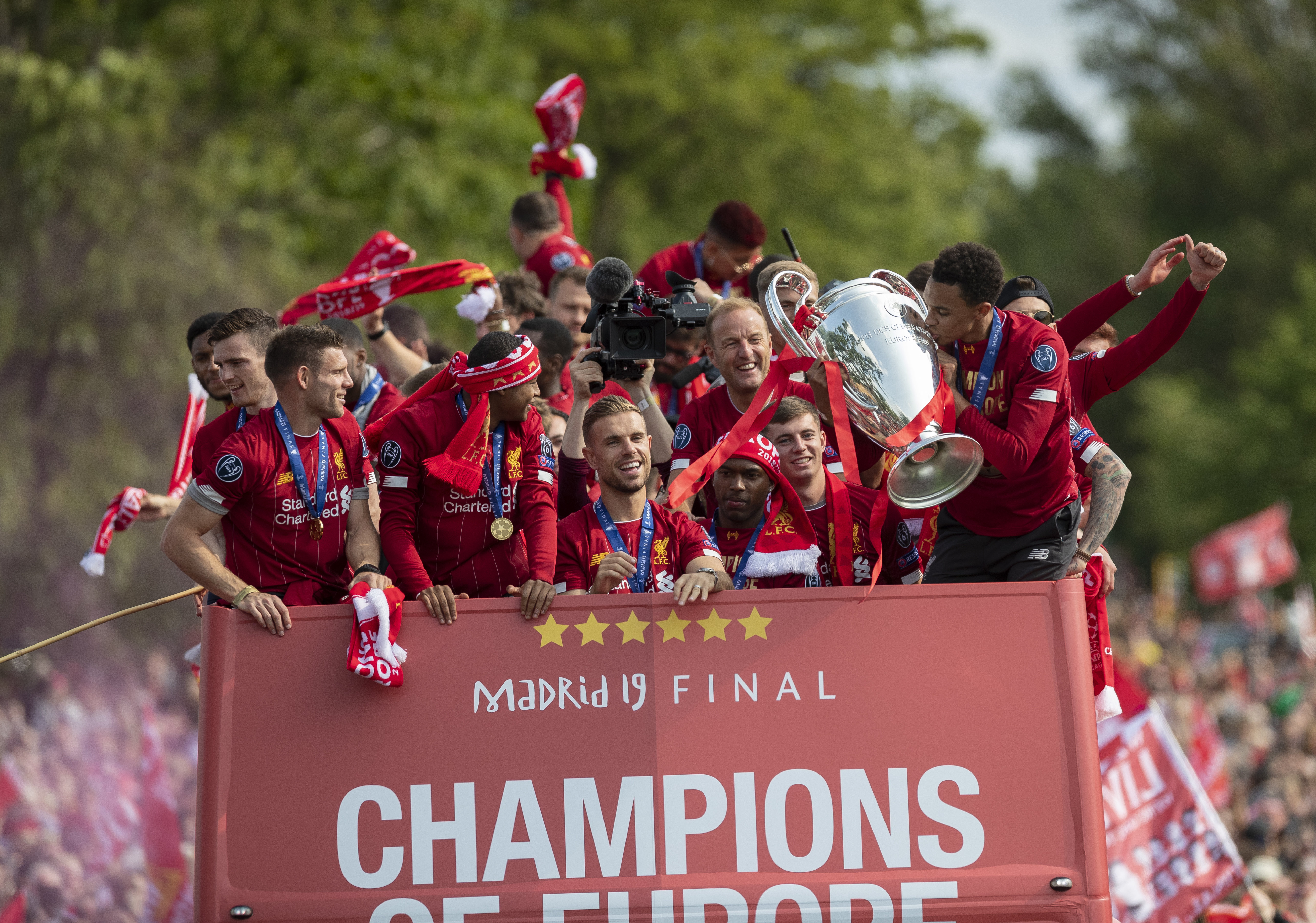 热议海港输球：古斯塔沃停赛影响大；亚冠已是舆论负担（海港落败惹议：古斯塔沃停赛代价不小，亚冠成舆论包袱）