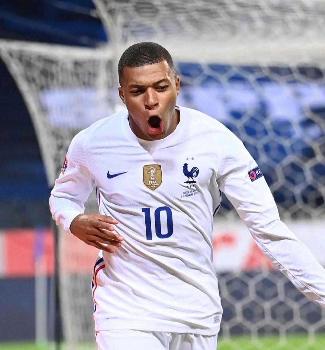 赫内斯：明年目标是德甲冠军；已准备庆祝活动？我们不想傲慢（赫内斯：下赛季目标德甲冠军；庆祝提前准备？不，我们不想显得傲慢）