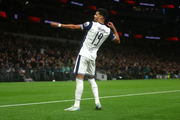 颁奖规则和典礼流程引争议，中足联将听各方意见后在明年调整（颁奖规则与典礼流程引发争议，中足联将广泛征求意见并于明年调整）