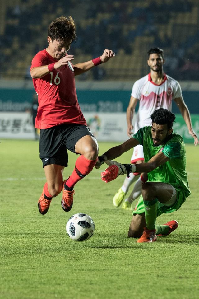 2025赛季，成都蓉城以红焰为刃、热血为甲，在三...（2025赛季，成都蓉城执赤焰为锋、披热血为甲，在三...）