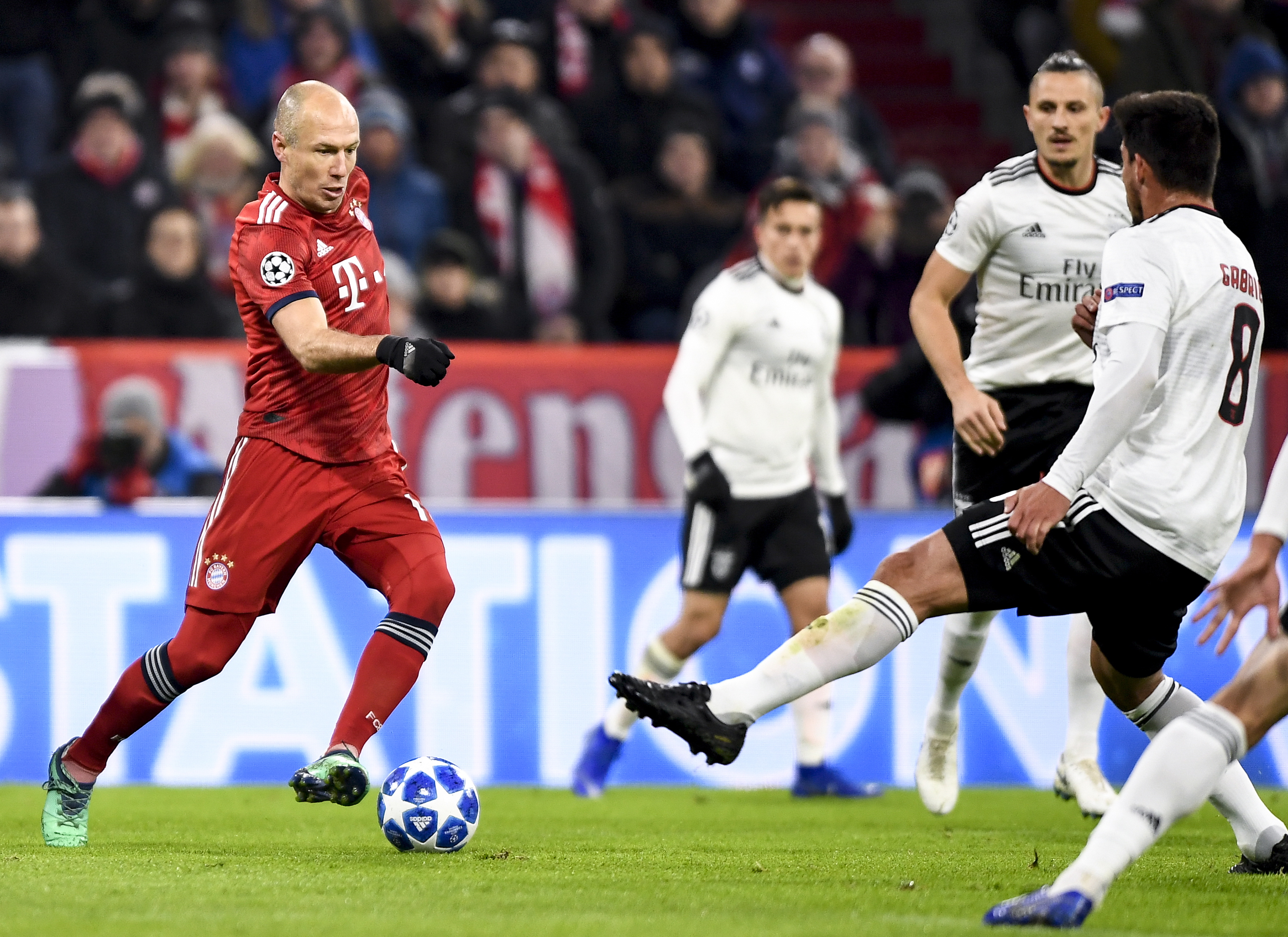 萨林杰真不行了？广东“三王炸”验货成功，朱芳雨被迫更换大外援（萨林杰状态堪忧？广东“三王炸”试验成功，朱芳雨不得不更换大外援）