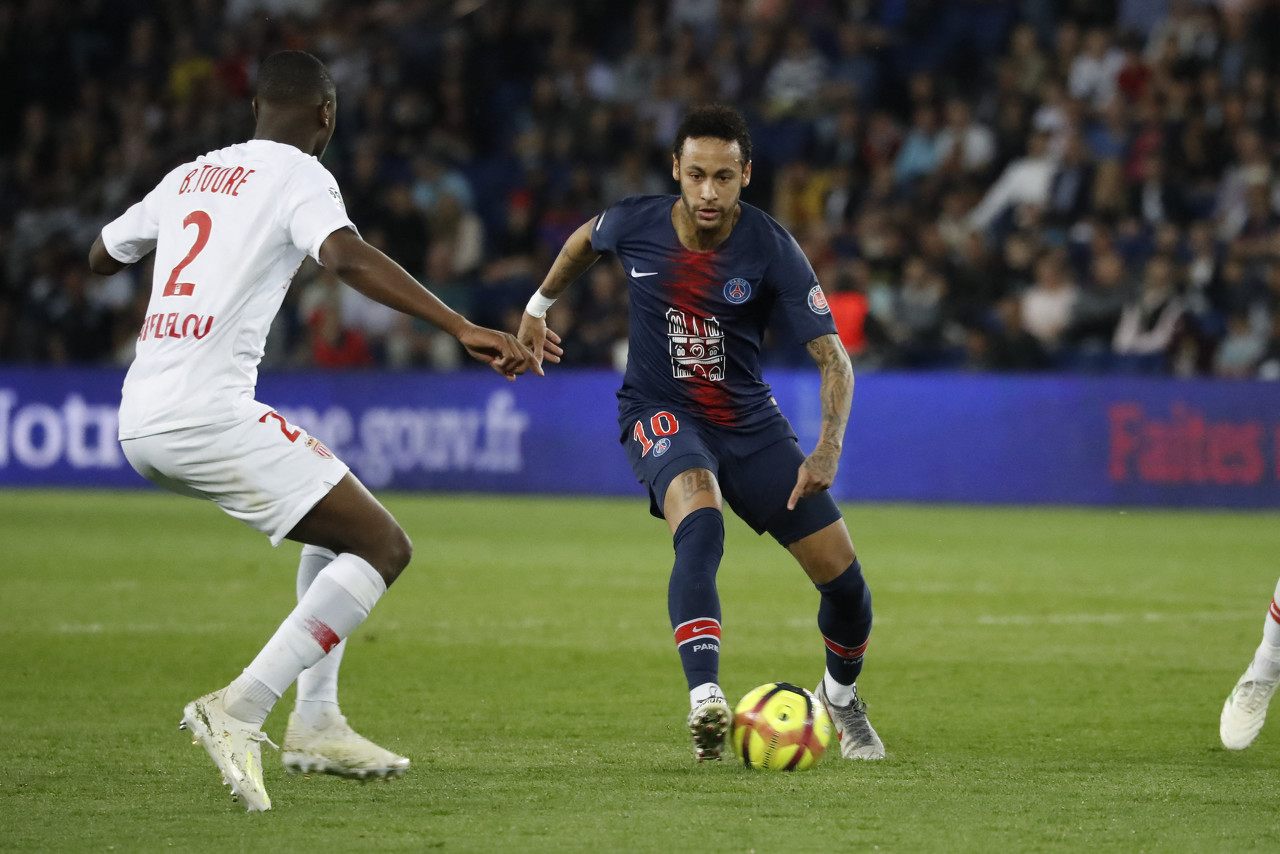 足协主席宋凯现身成都，徐正源、韦世豪、胡荷韬在酒店迎接（足协主席宋凯抵蓉，徐正源、韦世豪、胡荷韬酒店迎接）