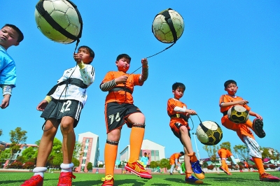 国安球迷跟河南球迷在烧烤店发生冲突，涉事球迷已经被警察带走
