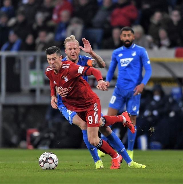 半场：拜仁2-2弗赖堡，卡尔、奥利塞分别传射，铃木唯人进球（半场战报：拜仁2-2弗赖堡，卡尔与奥利塞各传一射，铃木唯人破门）