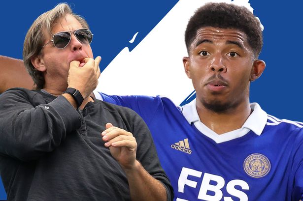 足球世界杯主题周边开售，球迷抢购（世界杯主题周边上架，球迷热购）