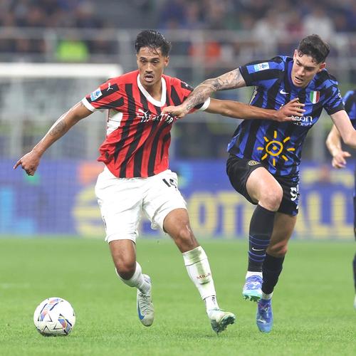 赫内斯遭拜仁球迷横幅抗议！前者近期曾呼吁废除50+1政策（呼吁废除50+1后，赫内斯遭拜仁球迷横幅抗议）