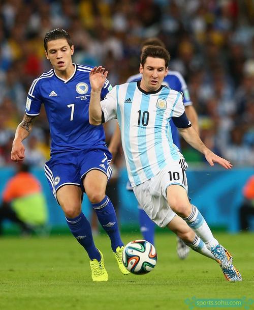 中超：上海海港主场4-1大胜深圳（中超：上海海港主场4比1完胜深圳队）