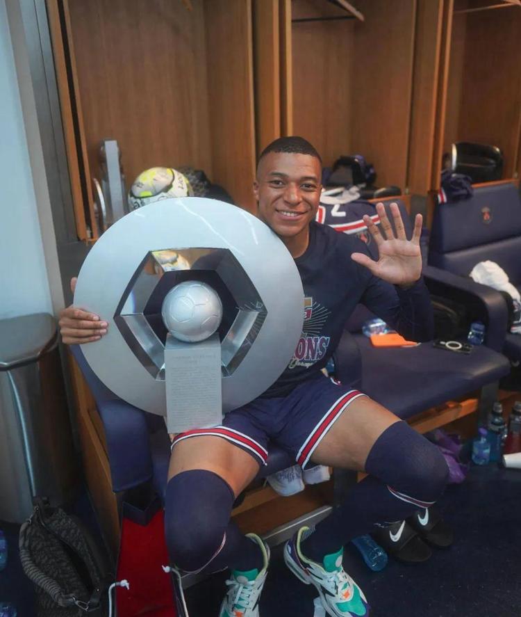 斯基拉：切尔西中场乌戈舒库加盟伯恩利的转会费为2300万镑（斯基拉称：乌戈舒库以2300万镑从切尔西转投伯恩利）