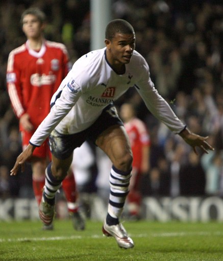 英超战报：利物浦2-1逆转热刺,（英超焦点战：利物浦2-1上演逆转击败热刺）