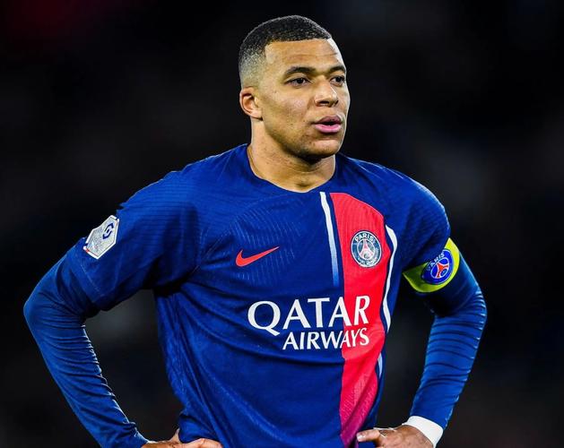 后卫破门后激情亲吻队徽，引球迷共鸣